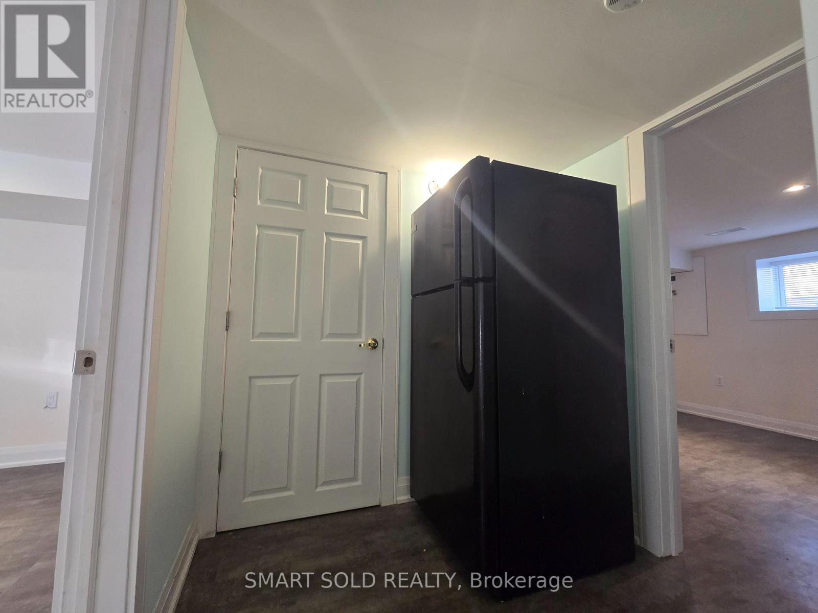 1078 Sawyer Avenue, Mississauga, Ontario  L5E 1K7 - Photo 3 - W12696314