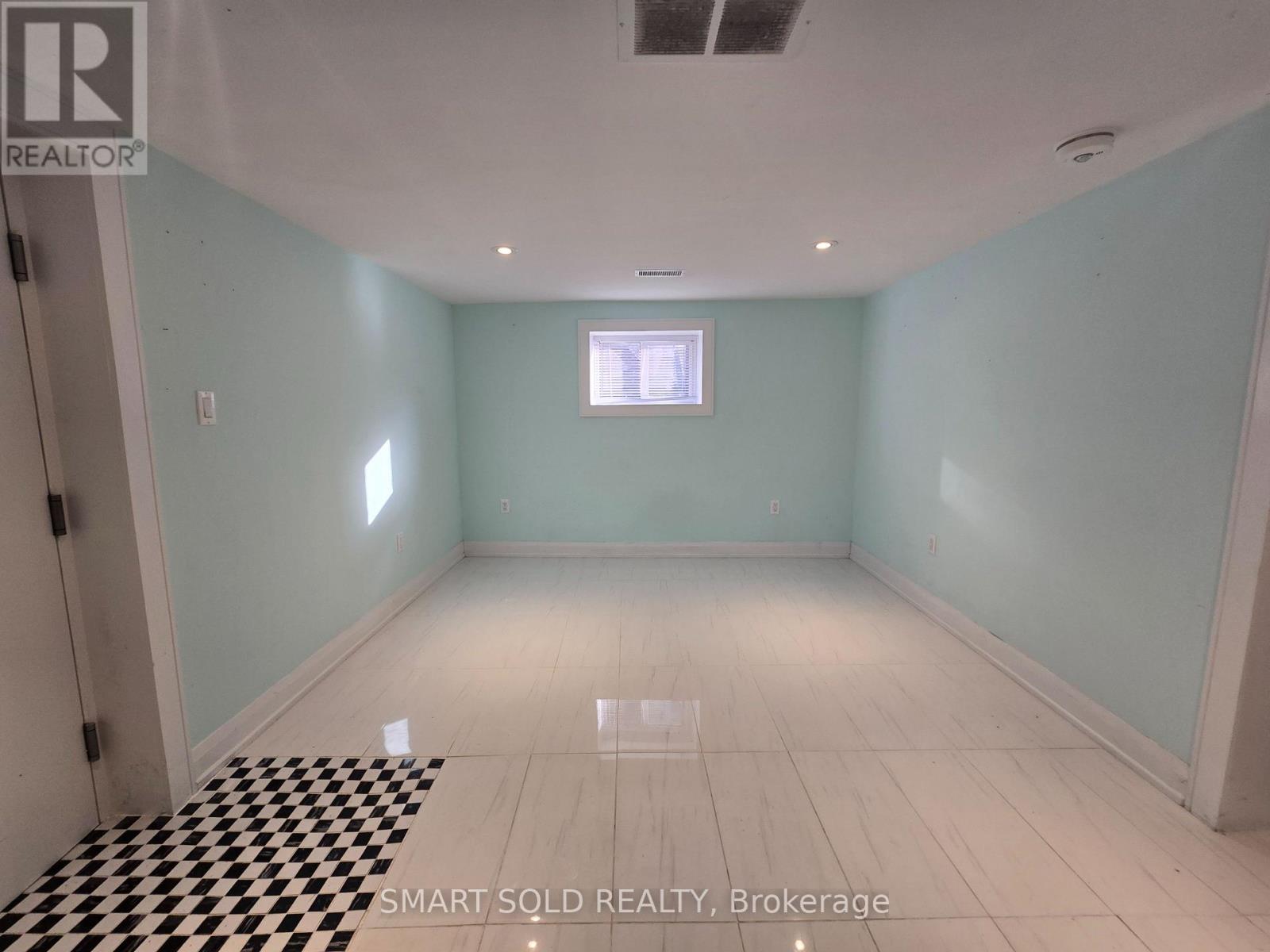 1078 Sawyer Avenue, Mississauga, Ontario  L5E 1K7 - Photo 6 - W12696314