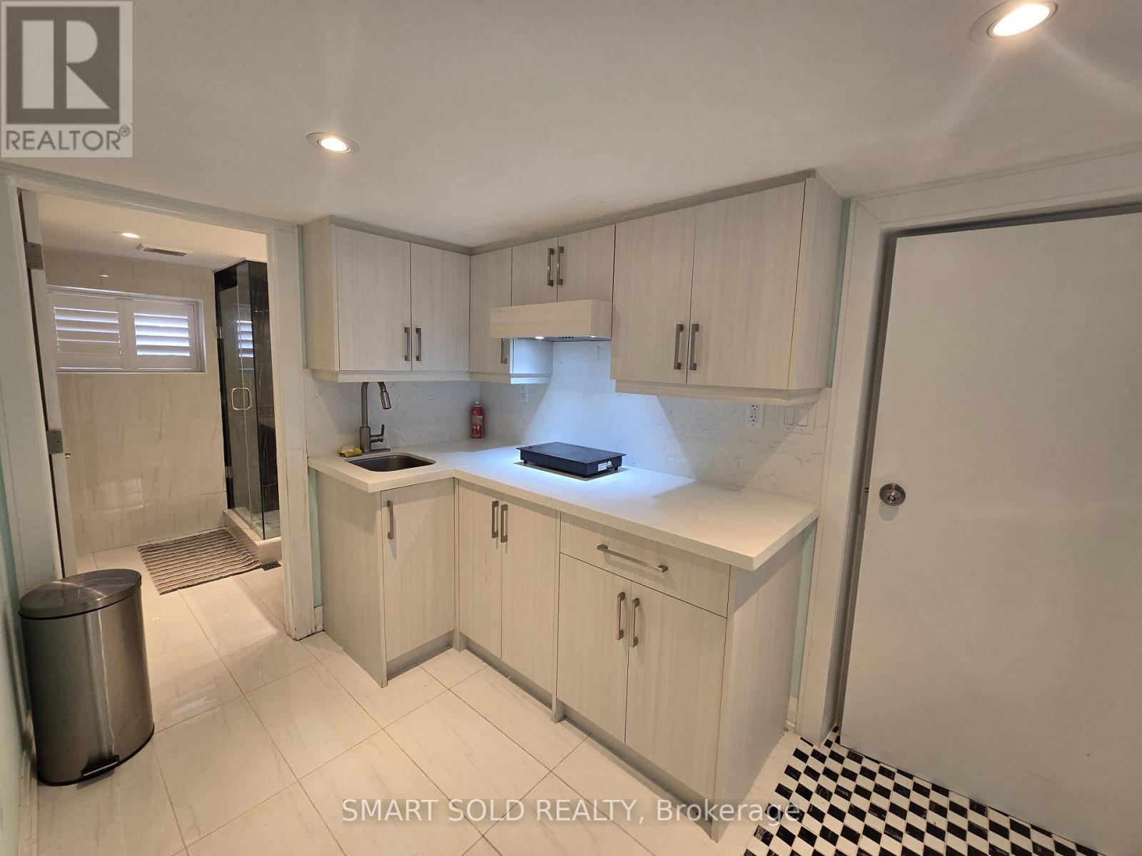 1078 Sawyer Avenue, Mississauga, Ontario  L5E 1K7 - Photo 8 - W12696314