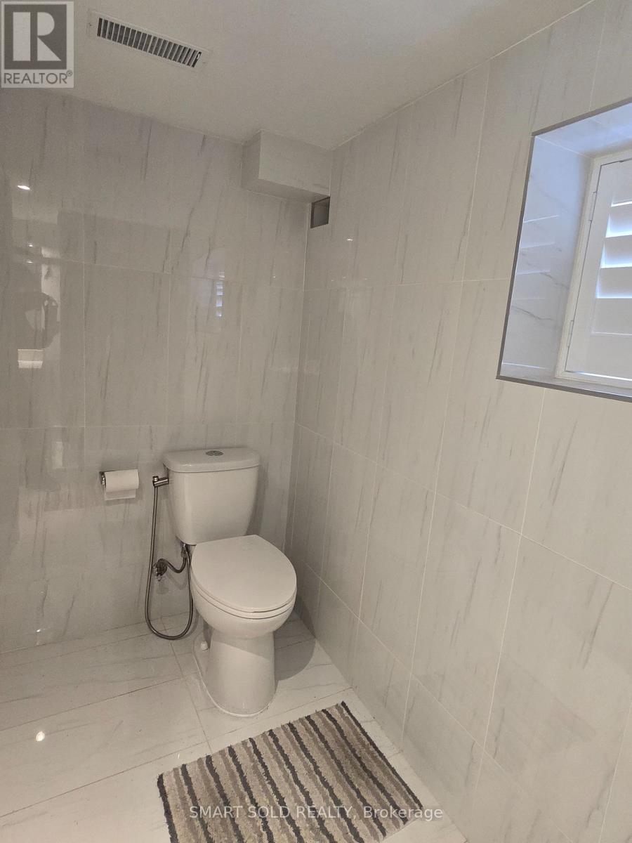 1078 Sawyer Avenue, Mississauga, Ontario  L5E 1K7 - Photo 9 - W12696314