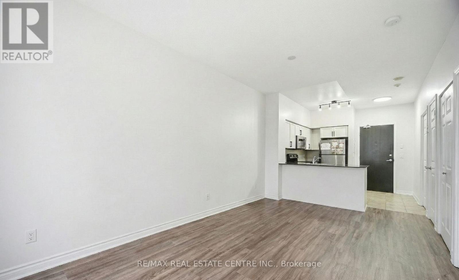 1805 - 388 Prince Of Wales Drive, Mississauga, Ontario  L5B 0A1 - Photo 4 - W12696368