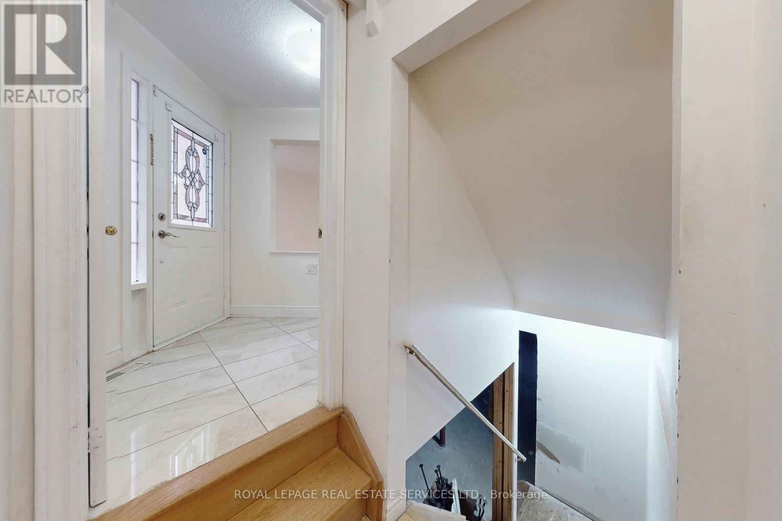 908 Stonebridge Avenue, Mississauga, Ontario  L5V 2L5 - Photo 12 - W12695722