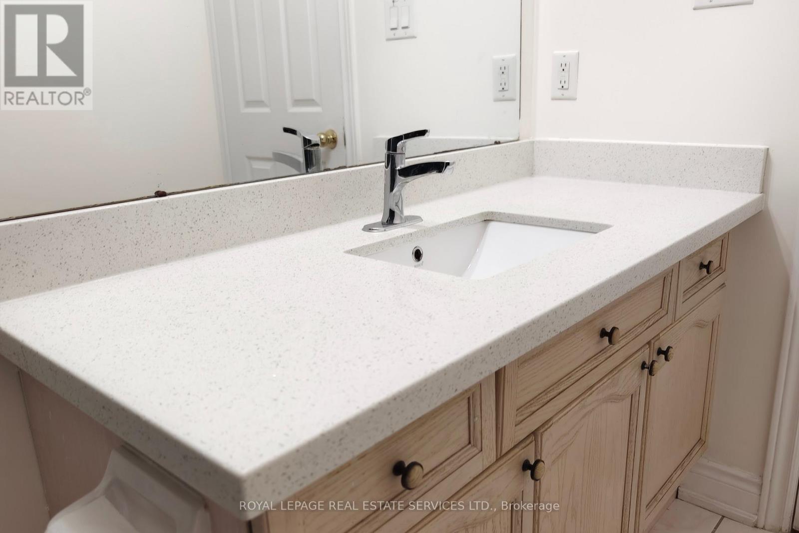 908 Stonebridge Avenue, Mississauga, Ontario  L5V 2L5 - Photo 10 - W12695722