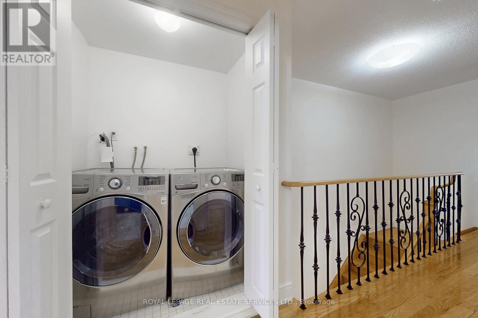 908 Stonebridge Avenue, Mississauga, Ontario  L5V 2L5 - Photo 11 - W12695722