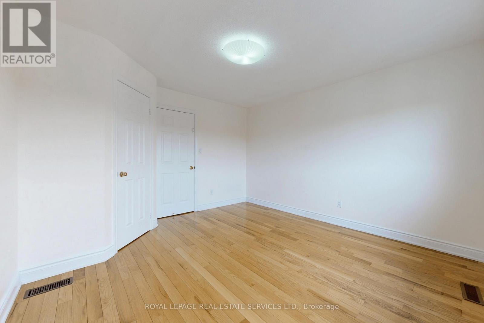 908 Stonebridge Avenue, Mississauga, Ontario  L5V 2L5 - Photo 15 - W12695722