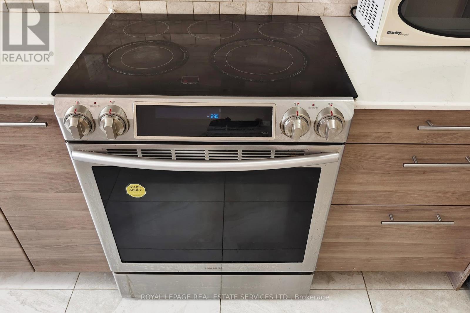 908 Stonebridge Avenue, Mississauga, Ontario  L5V 2L5 - Photo 35 - W12695722