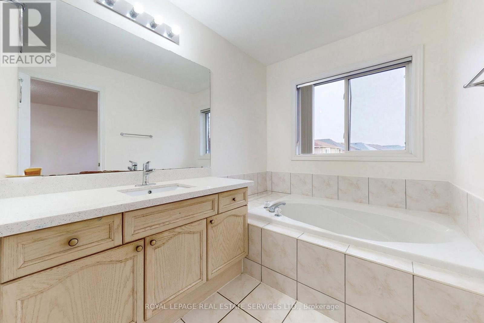 908 Stonebridge Avenue, Mississauga, Ontario  L5V 2L5 - Photo 29 - W12695722