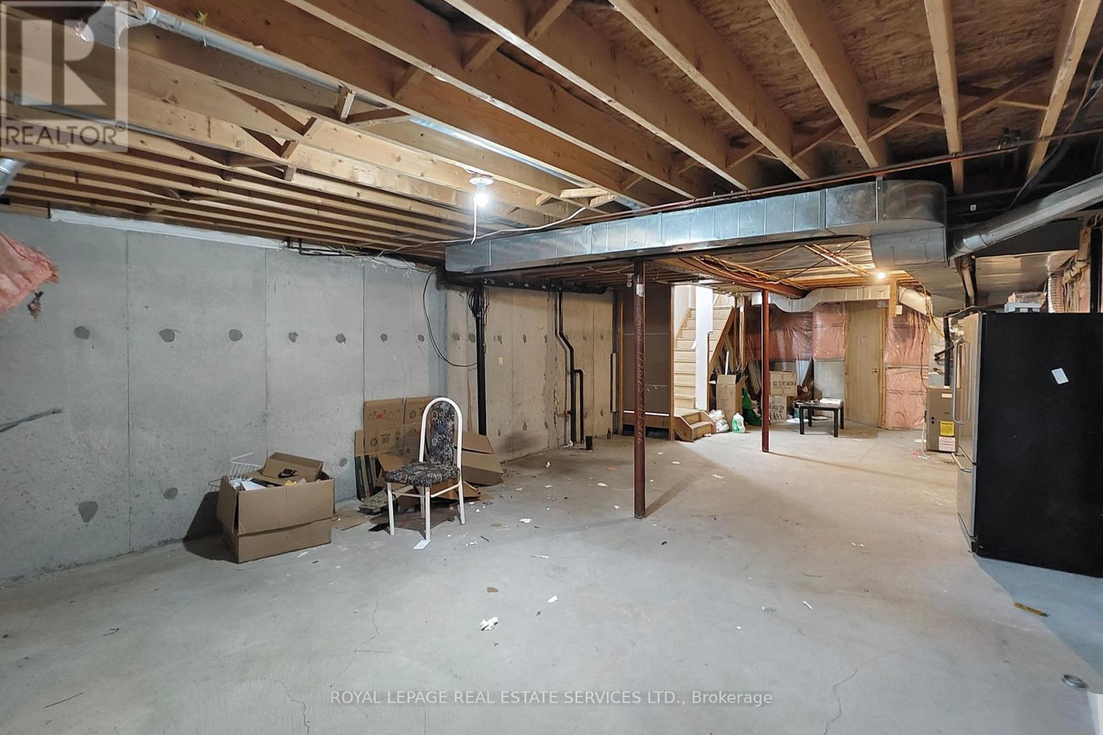 908 Stonebridge Avenue, Mississauga, Ontario  L5V 2L5 - Photo 4 - W12695722