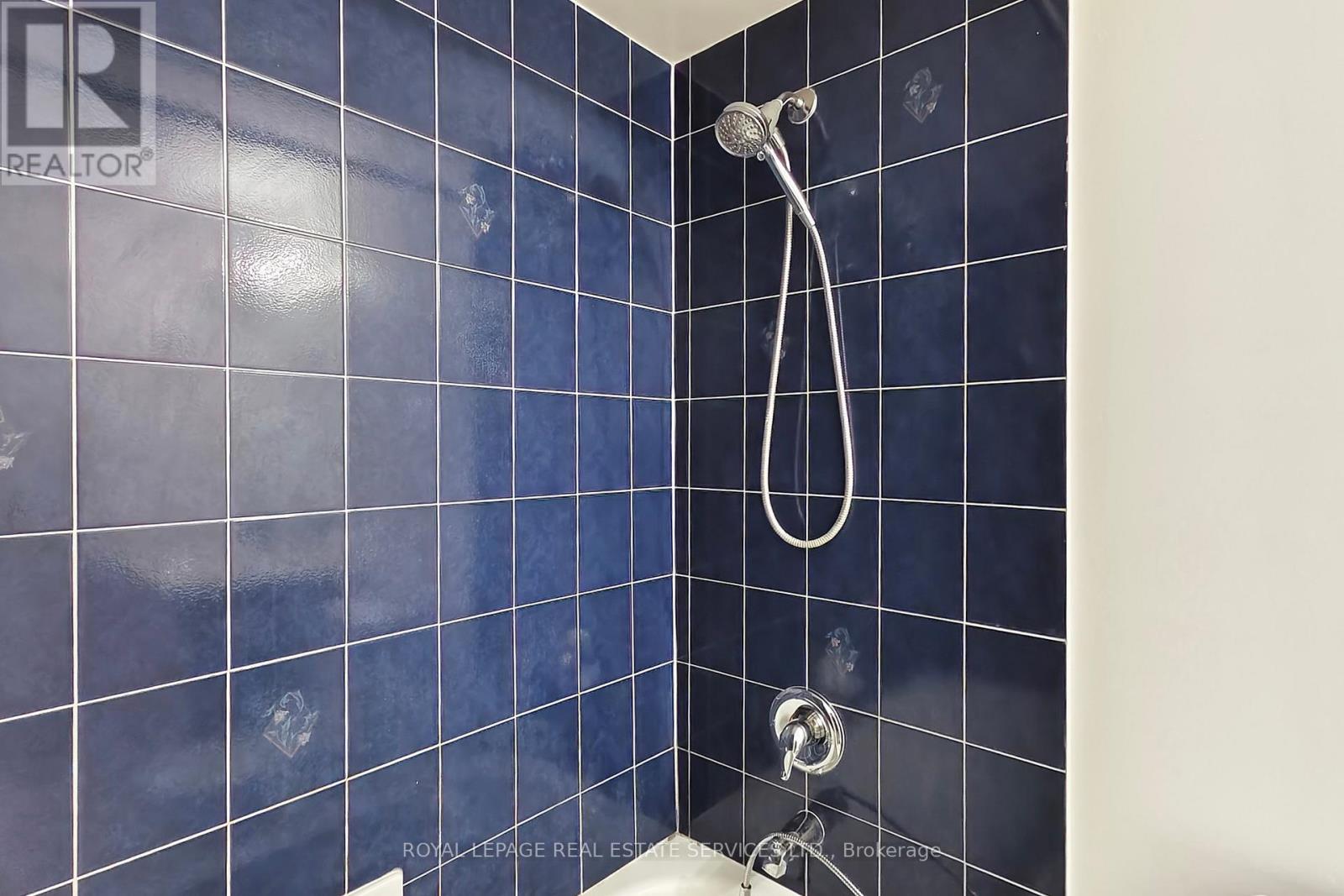 908 Stonebridge Avenue, Mississauga, Ontario  L5V 2L5 - Photo 9 - W12695722