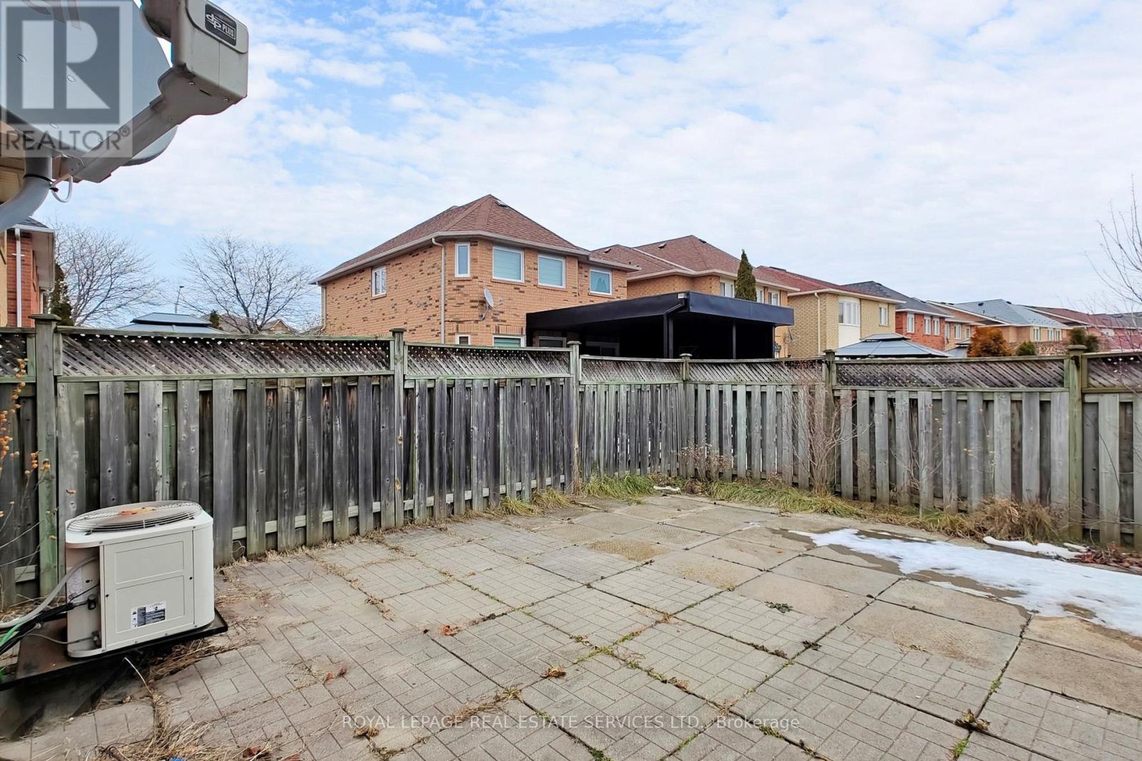 908 Stonebridge Avenue, Mississauga, Ontario  L5V 2L5 - Photo 8 - W12695722