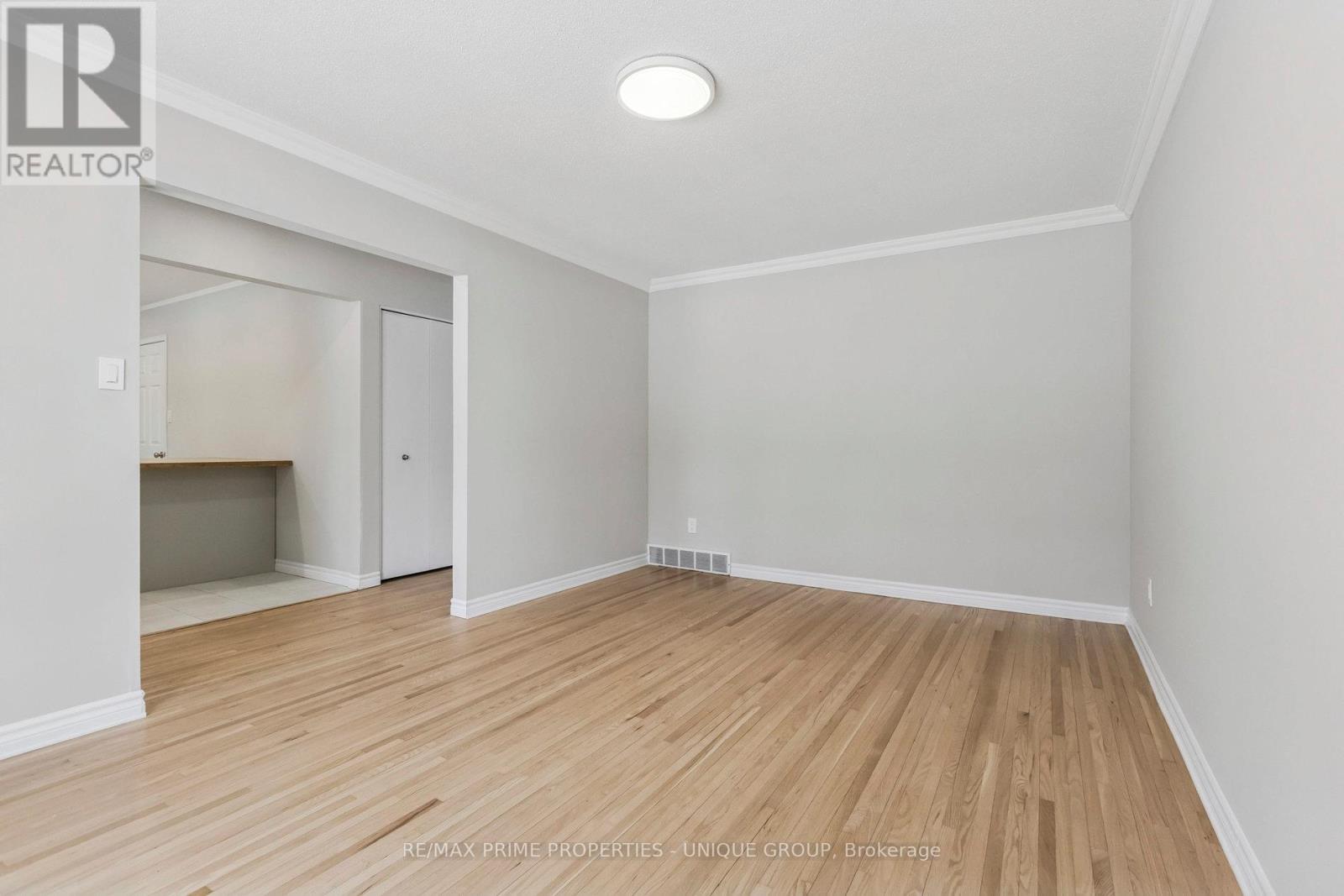 520 Teakwood Drive, Waterloo, Ontario  N2L 4L4 - Photo 11 - X12696336