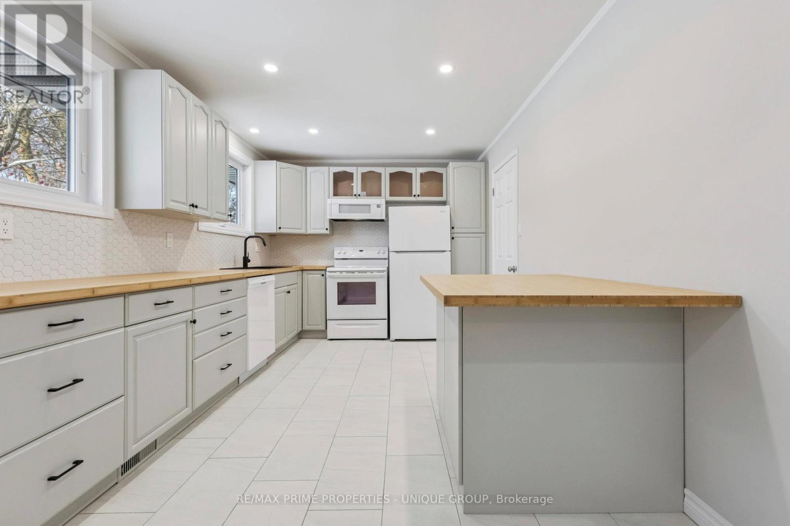 520 Teakwood Drive, Waterloo, Ontario  N2L 4L4 - Photo 13 - X12696336