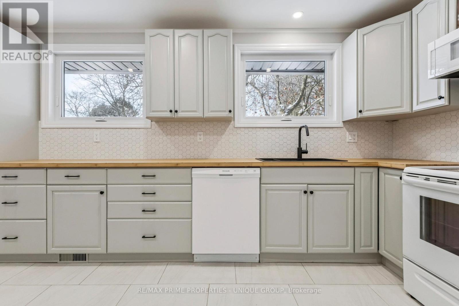 520 Teakwood Drive, Waterloo, Ontario  N2L 4L4 - Photo 14 - X12696336