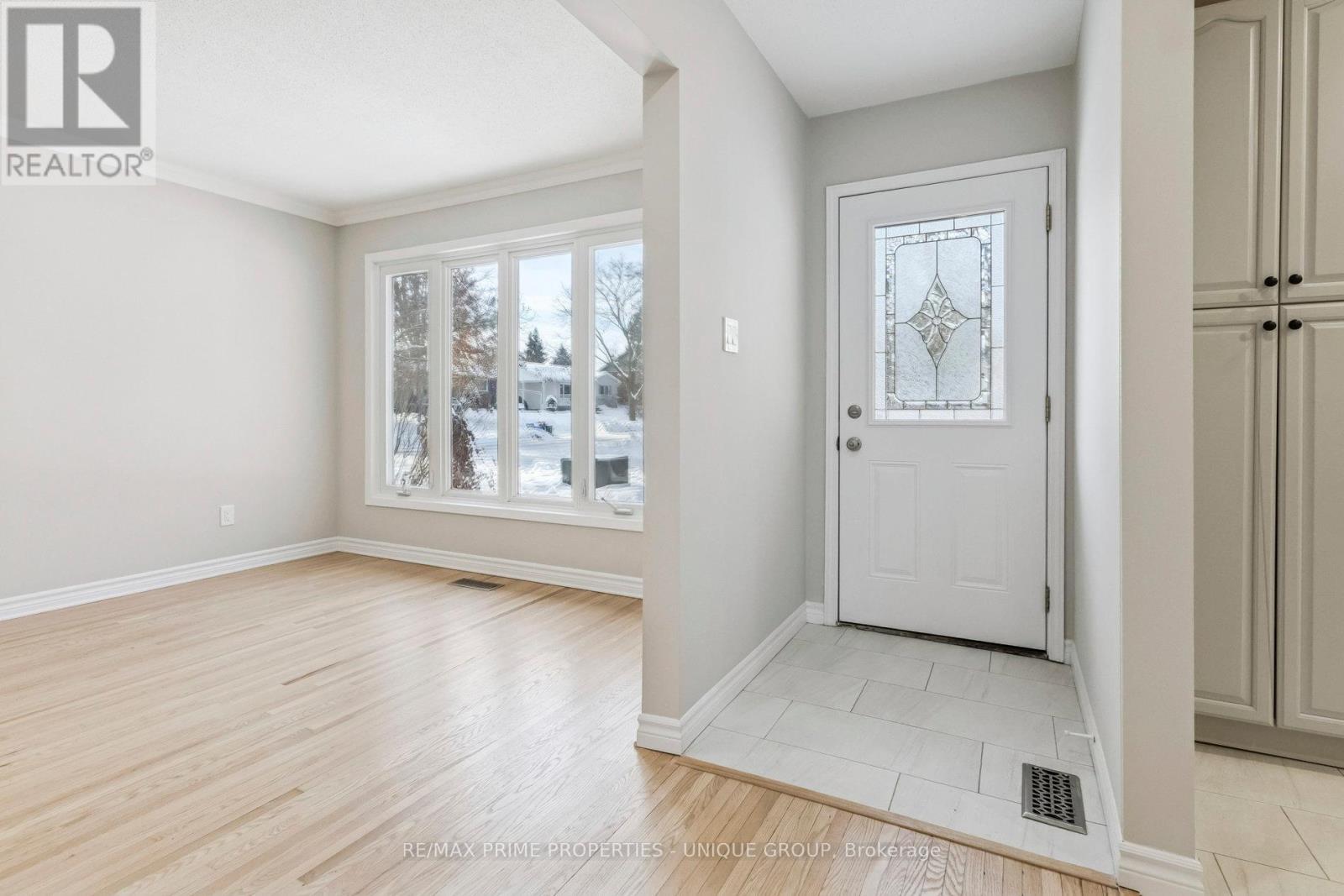 520 Teakwood Drive, Waterloo, Ontario  N2L 4L4 - Photo 3 - X12696336