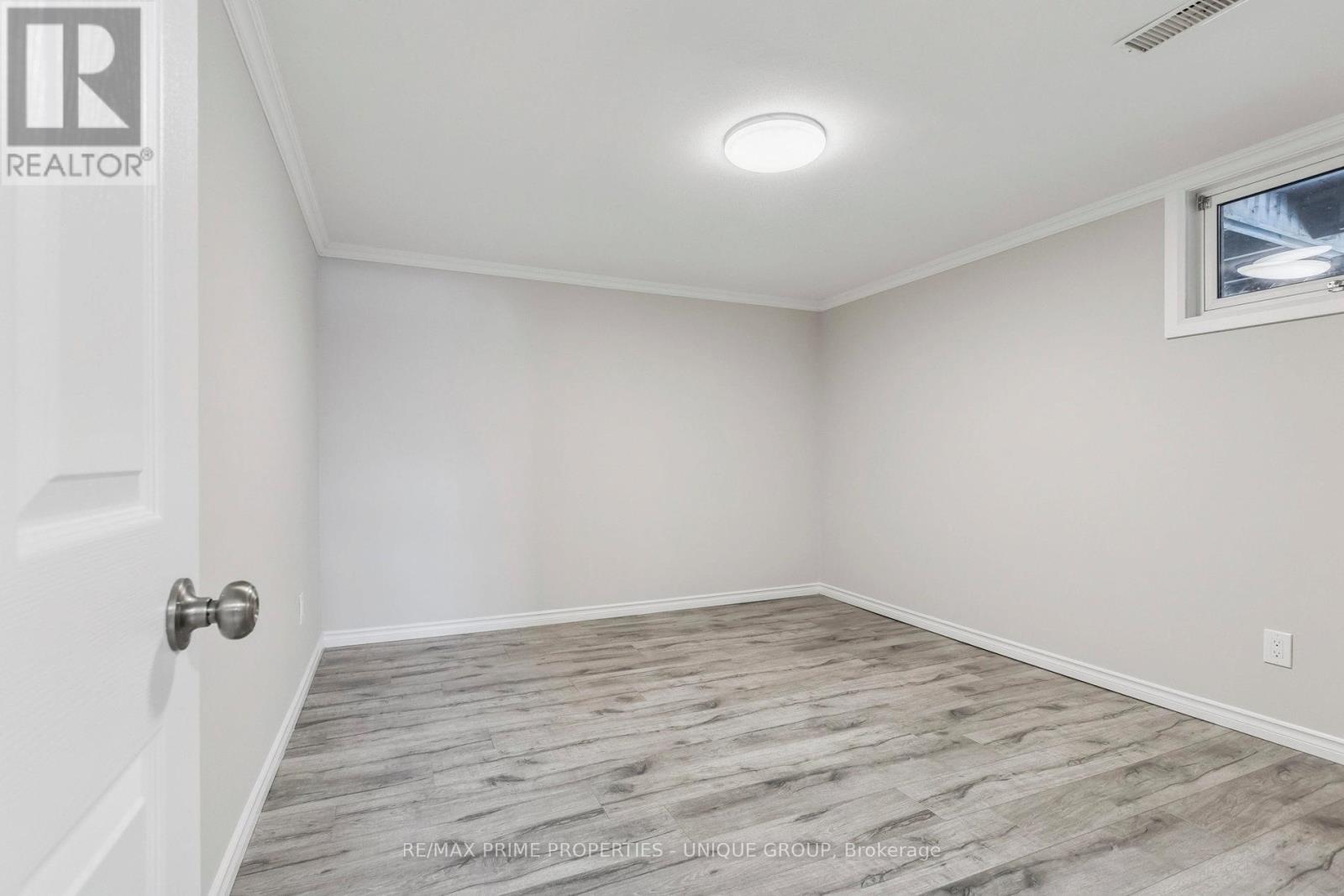 520 Teakwood Drive, Waterloo, Ontario  N2L 4L4 - Photo 39 - X12696336