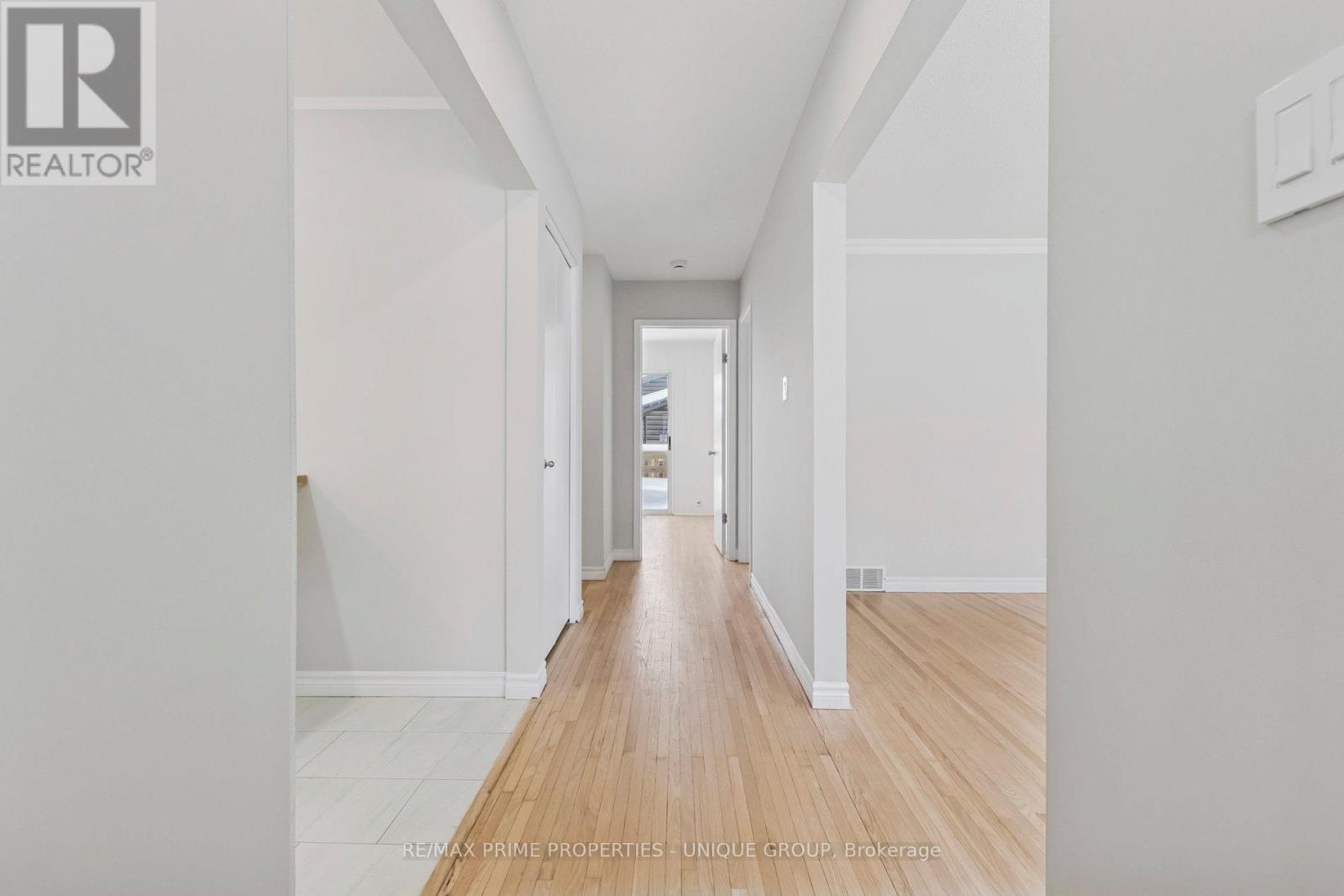 520 Teakwood Drive, Waterloo, Ontario  N2L 4L4 - Photo 4 - X12696336