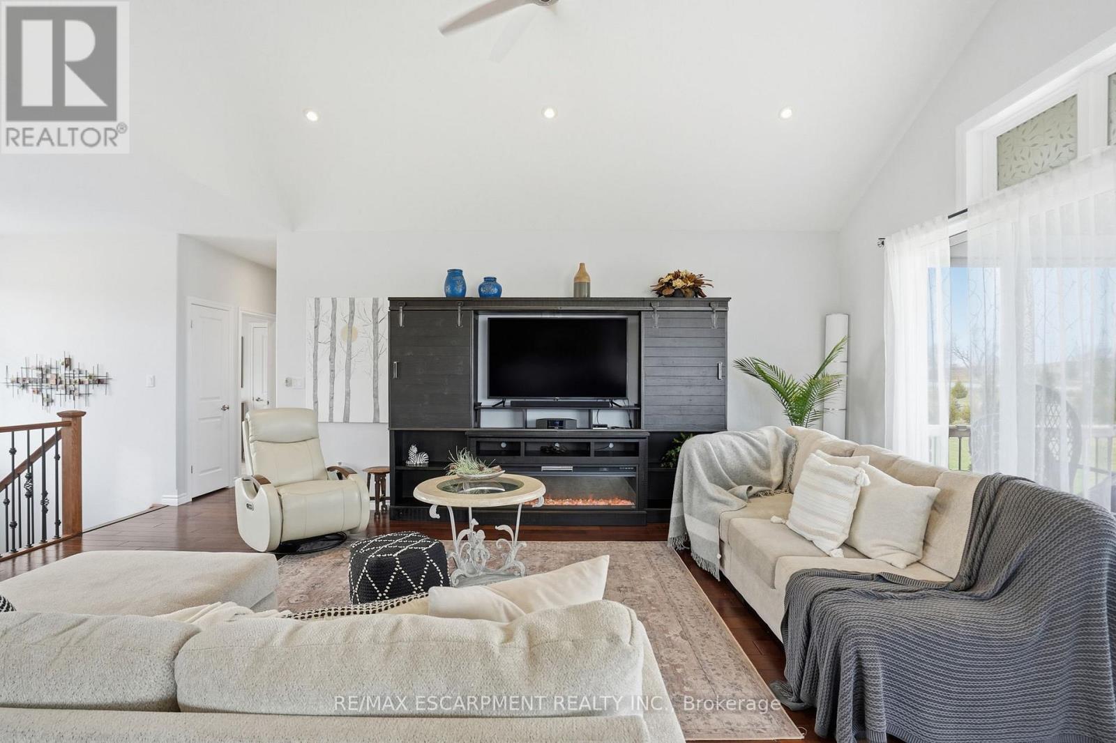 6 Macneil Court, Brant, Ontario  N3S 0G3 - Photo 9 - X12696354