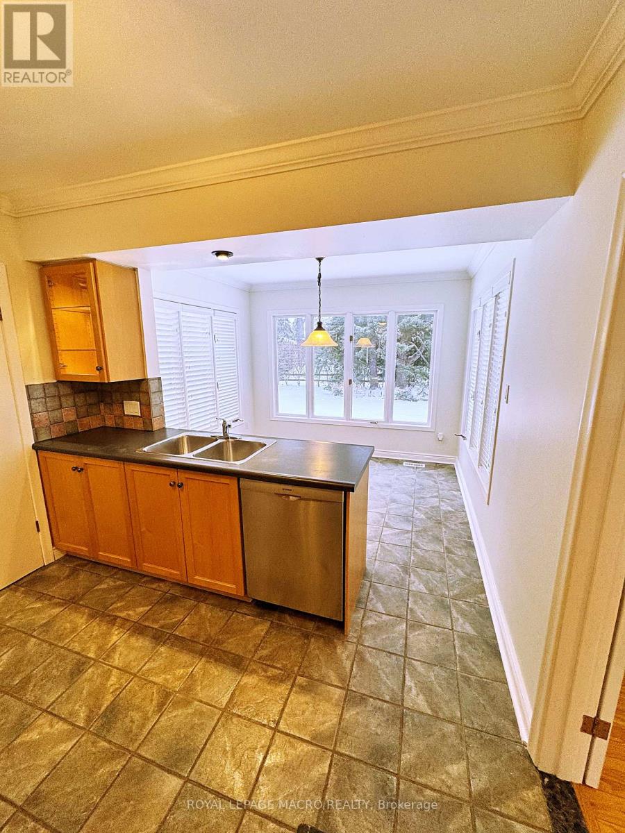 646 Iroquois Avenue, Hamilton, Ontario  L9G 3B4 - Photo 4 - X12671618