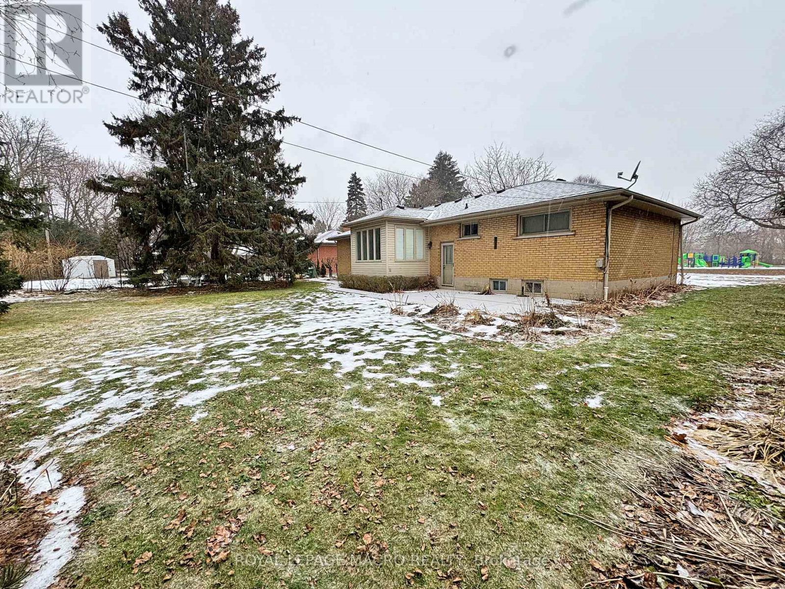 646 Iroquois Avenue, Hamilton, Ontario  L9G 3B4 - Photo 21 - X12671618