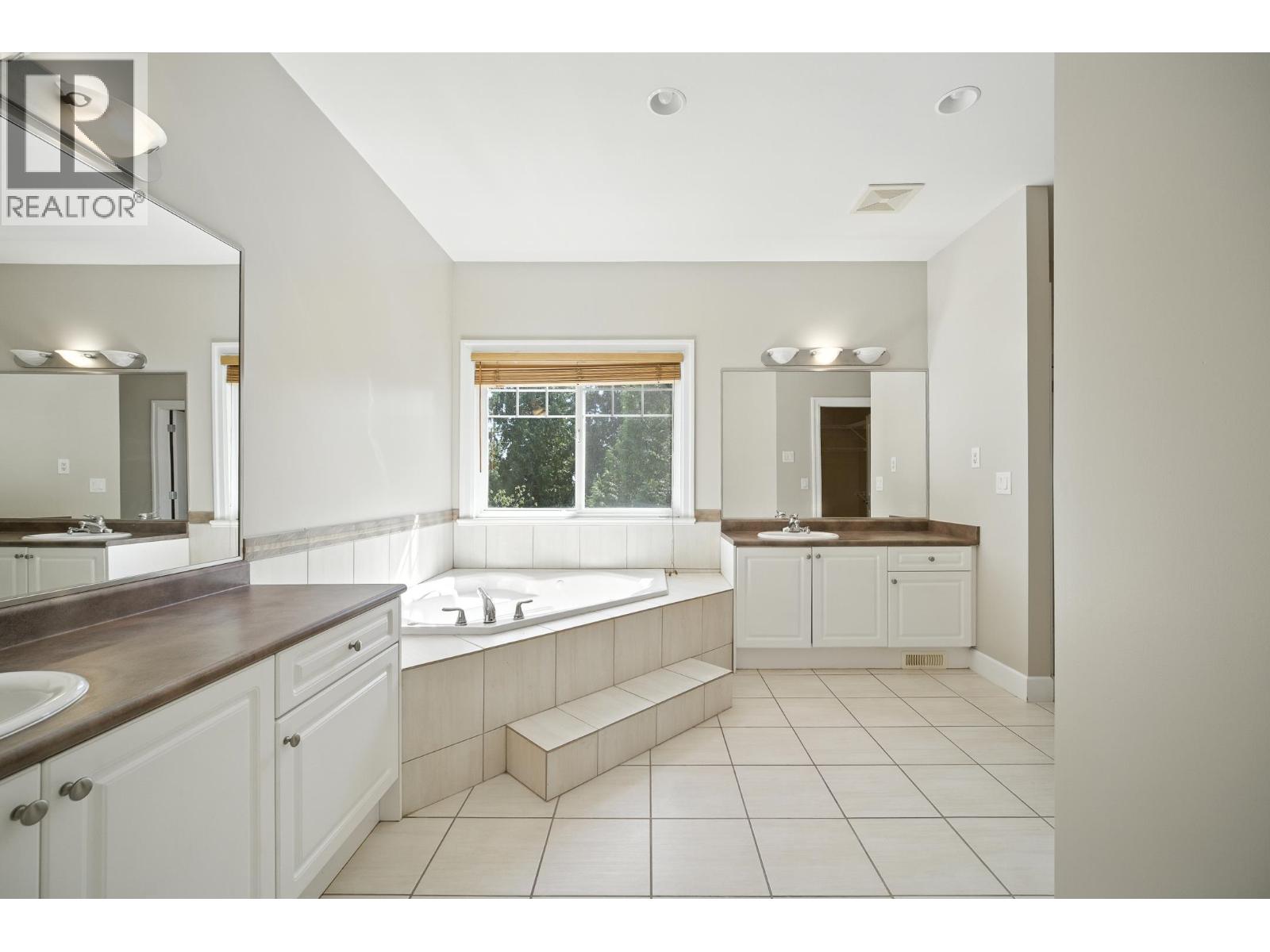 3252 Camelback Lane, Coquitlam, British Columbia  V3E 3R1 - Photo 18 - R3079524