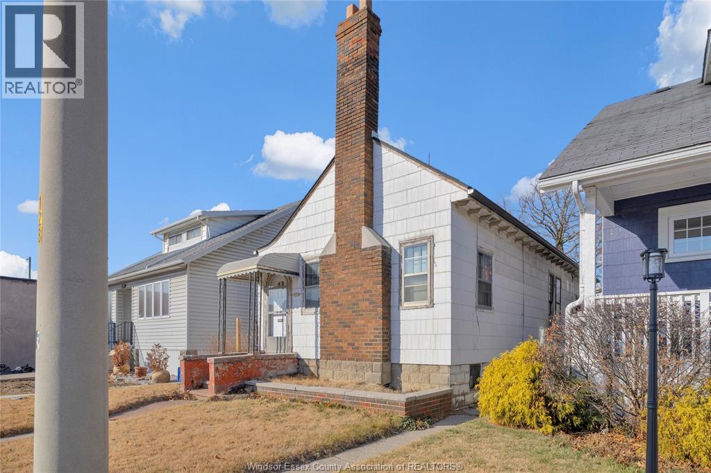 1970 Ottawa, Windsor, Ontario  N8Y 1R7 - Photo 3 - 26001133