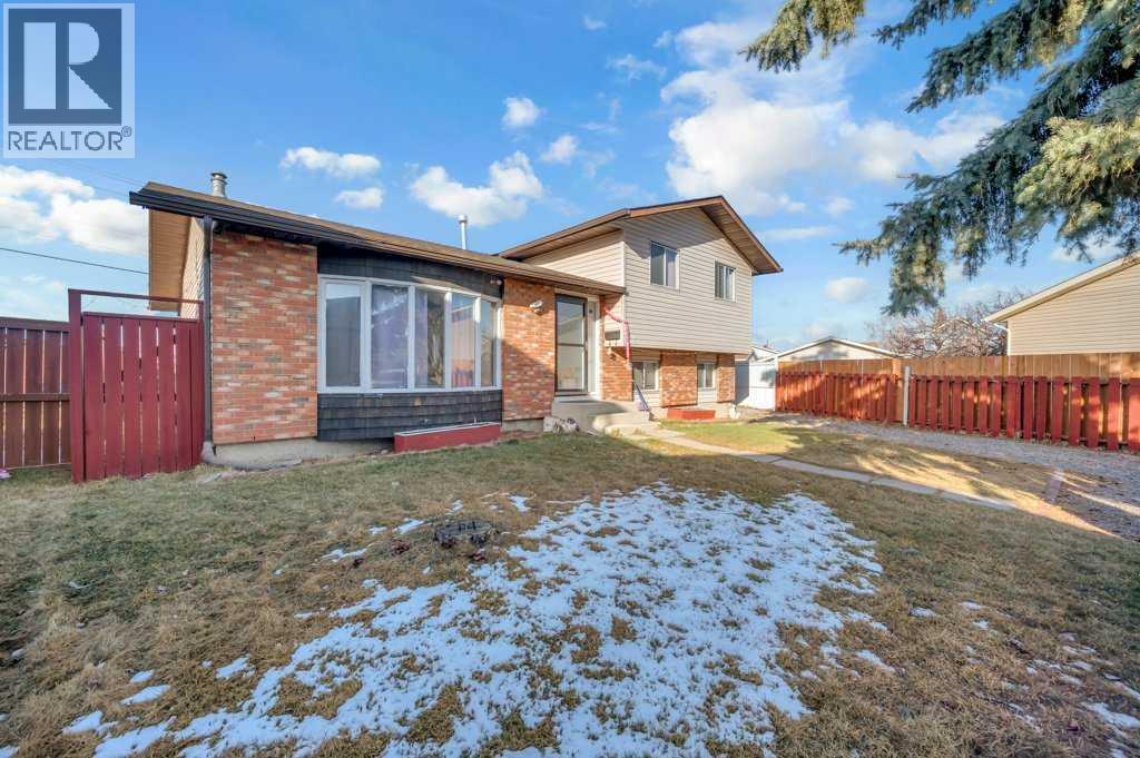 64 Castledale Crescent Ne, Calgary, Alberta  T3J 1X4 - Photo 2 - A2278139