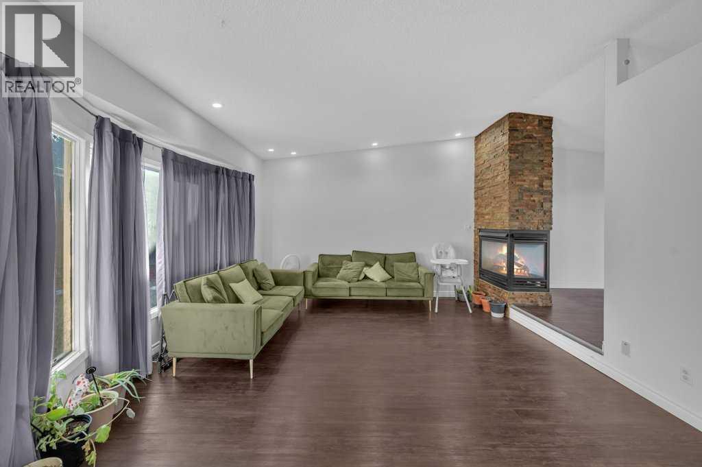 64 Castledale Crescent Ne, Calgary, Alberta  T3J 1X4 - Photo 5 - A2278139