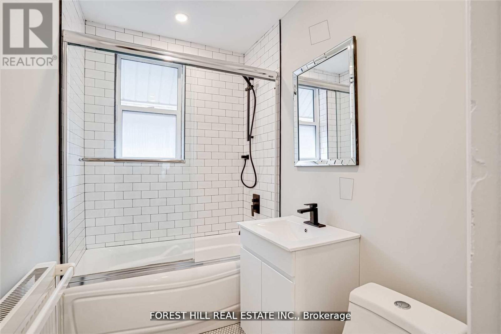 Upper - 8 Poplar Plains Crescent, Toronto, Ontario  M4V 1E8 - Photo 17 - C12696444