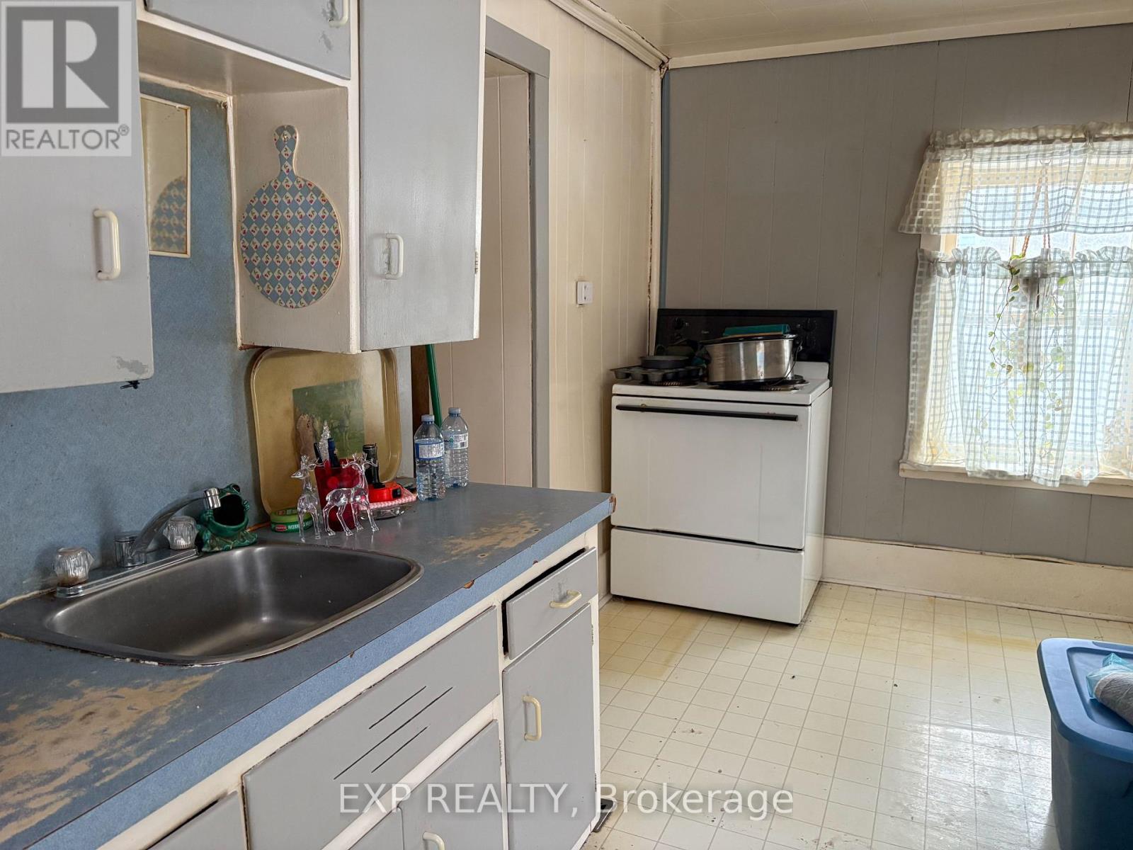 37 Mutual Avenue, Renfrew, Ontario  K7V 3R4 - Photo 4 - X12696650