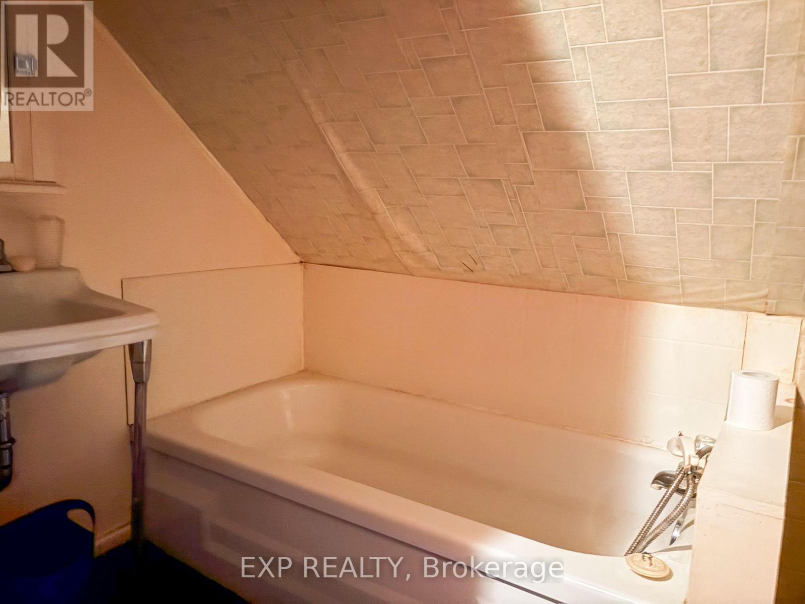 37 Mutual Avenue, Renfrew, Ontario  K7V 3R4 - Photo 8 - X12696650