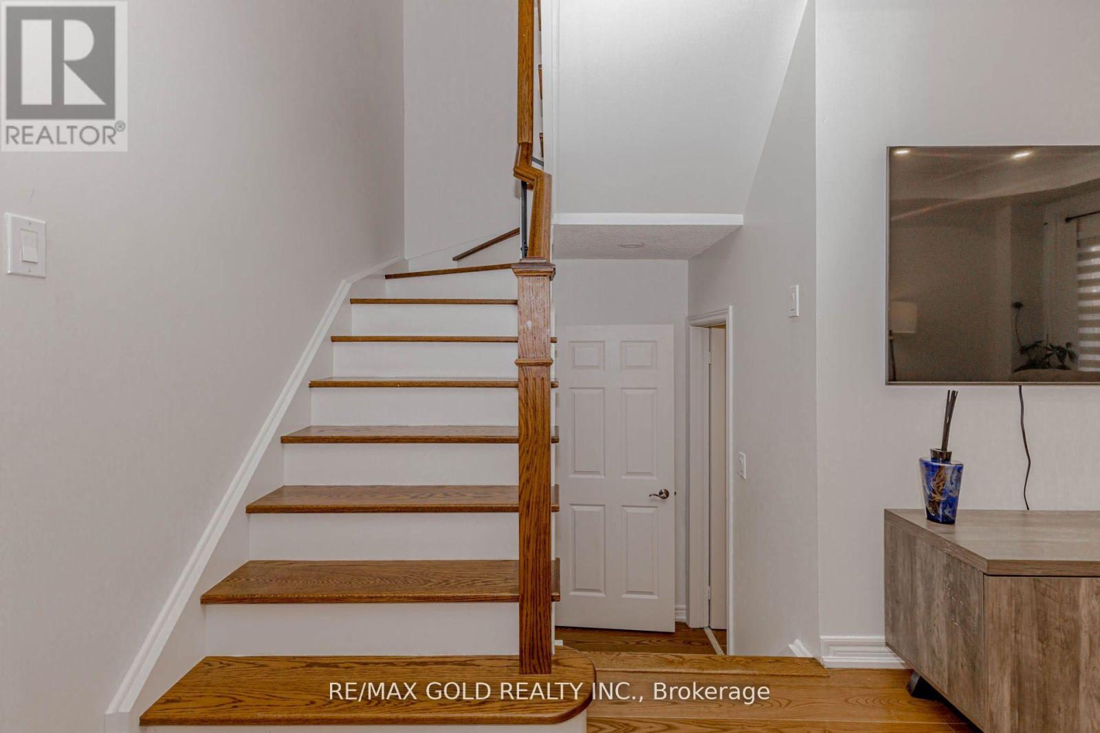 246 Littlewood Drive, Oakville, Ontario  L6H 7K1 - Photo 12 - W12696406