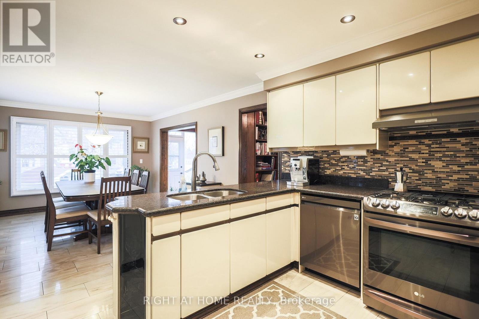 1827 Folkway Drive, Mississauga, Ontario  L5L 2X1 - Photo 11 - W12696416