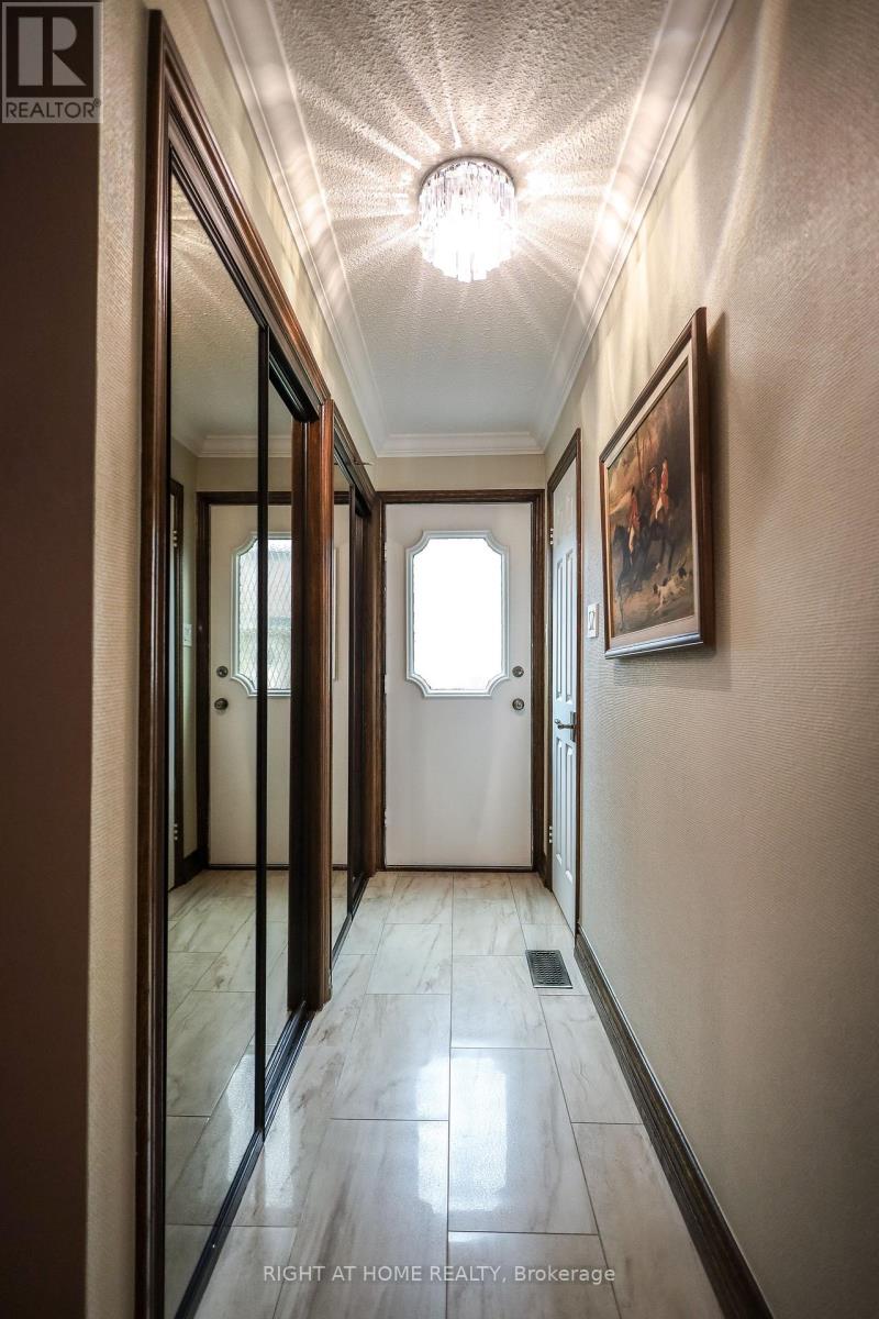 1827 Folkway Drive, Mississauga, Ontario  L5L 2X1 - Photo 20 - W12696416