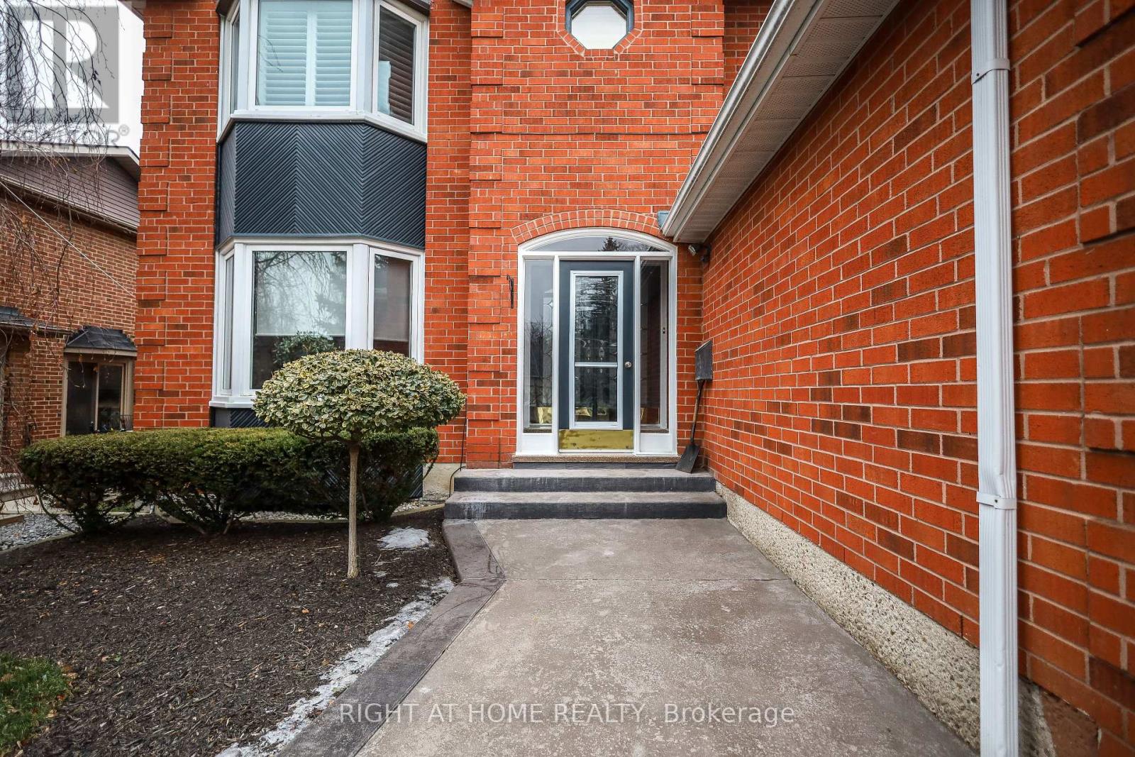 1827 Folkway Drive, Mississauga, Ontario  L5L 2X1 - Photo 3 - W12696416