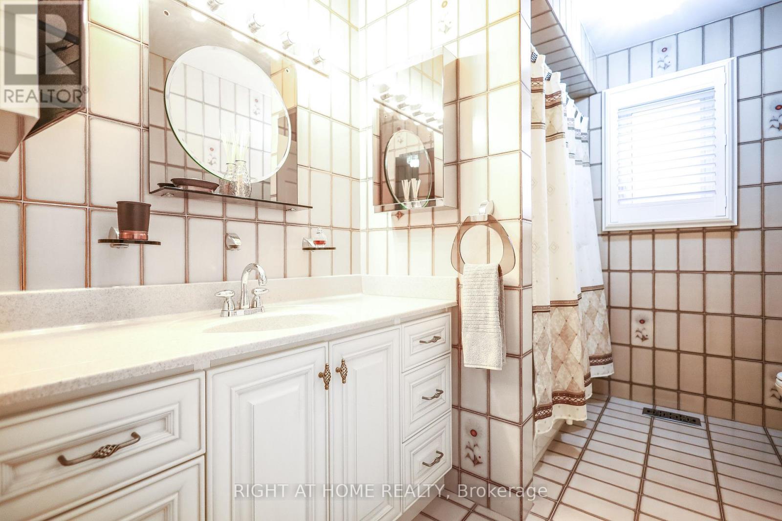 1827 Folkway Drive, Mississauga, Ontario  L5L 2X1 - Photo 34 - W12696416