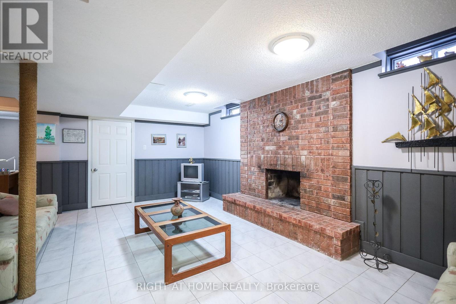 1827 Folkway Drive, Mississauga, Ontario  L5L 2X1 - Photo 35 - W12696416