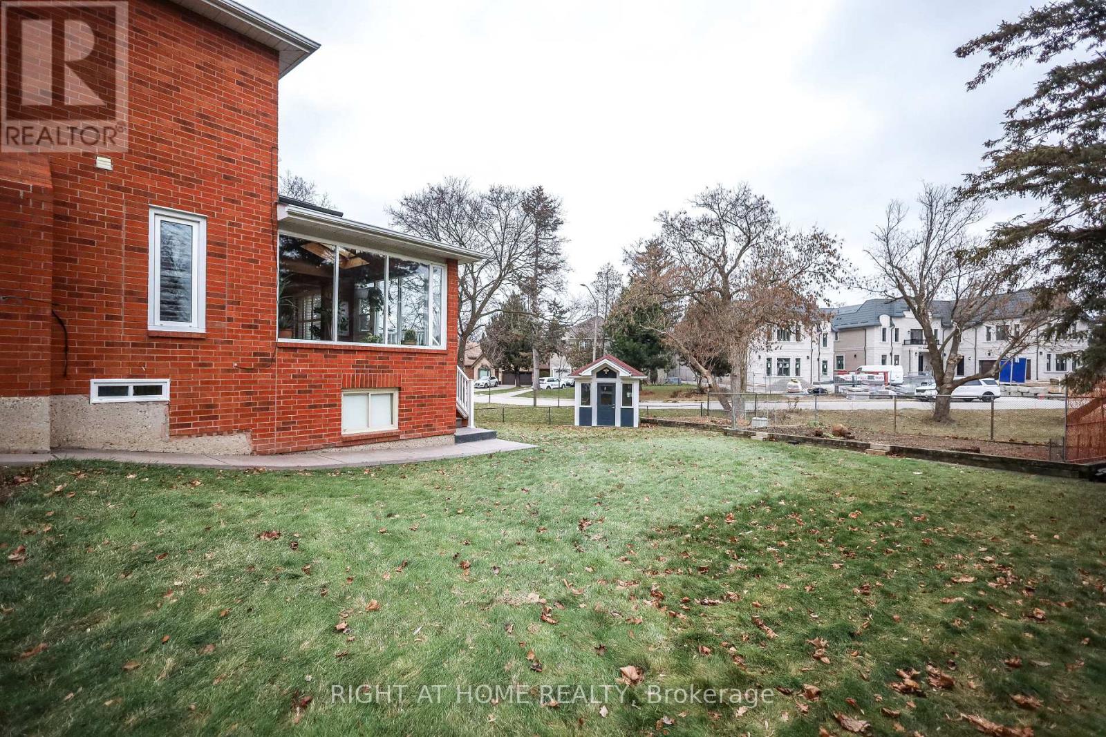 1827 Folkway Drive, Mississauga, Ontario  L5L 2X1 - Photo 44 - W12696416