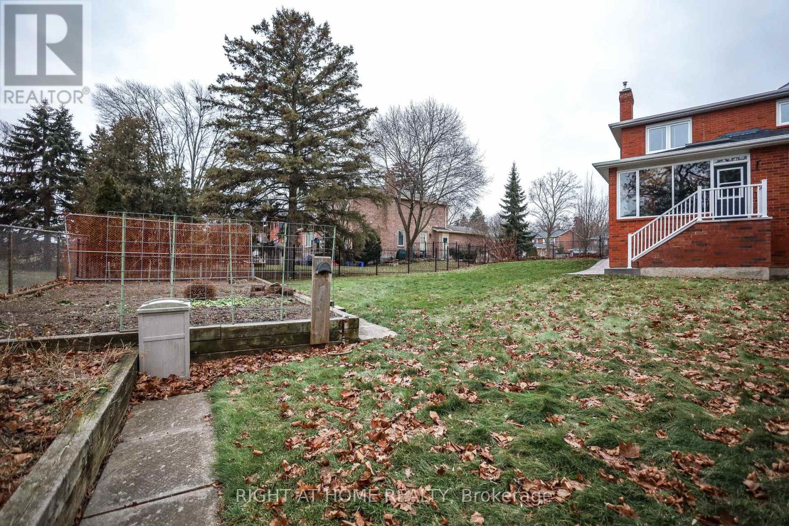 1827 Folkway Drive, Mississauga, Ontario  L5L 2X1 - Photo 46 - W12696416