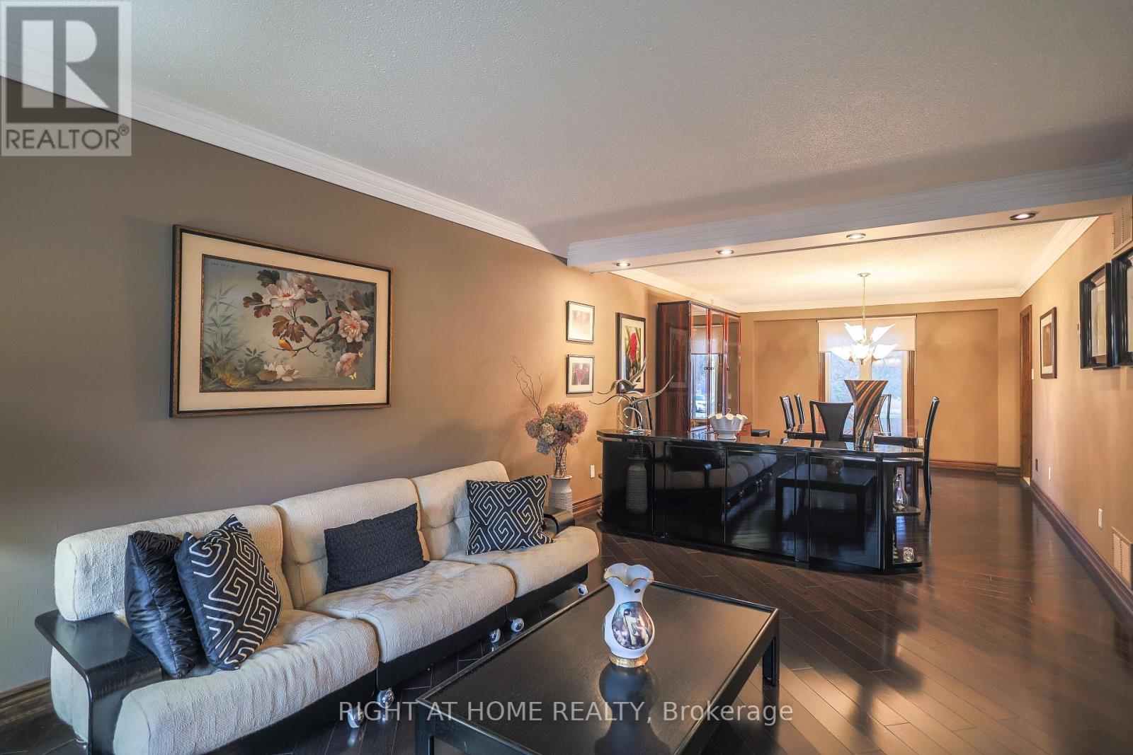 1827 Folkway Drive, Mississauga, Ontario  L5L 2X1 - Photo 8 - W12696416