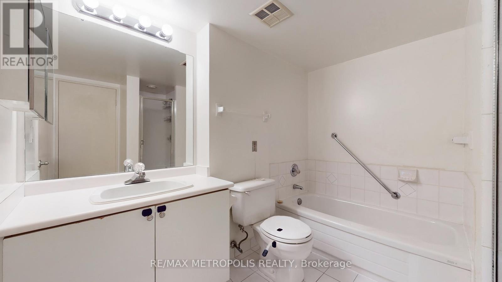 1709 - 75 King Street E, Mississauga, Ontario  L5A 4G5 - Photo 18 - W12696436