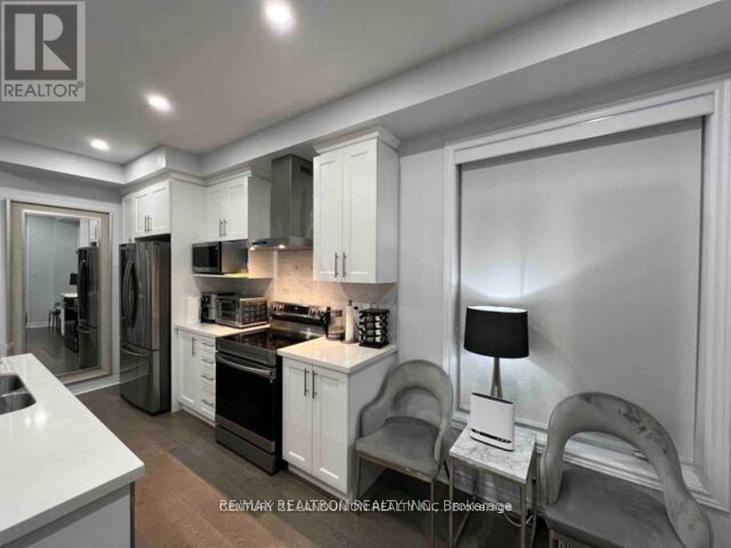 121 Marigold Gardens, Oakville, Ontario  L6H 0Y1 - Photo 3 - W12696448