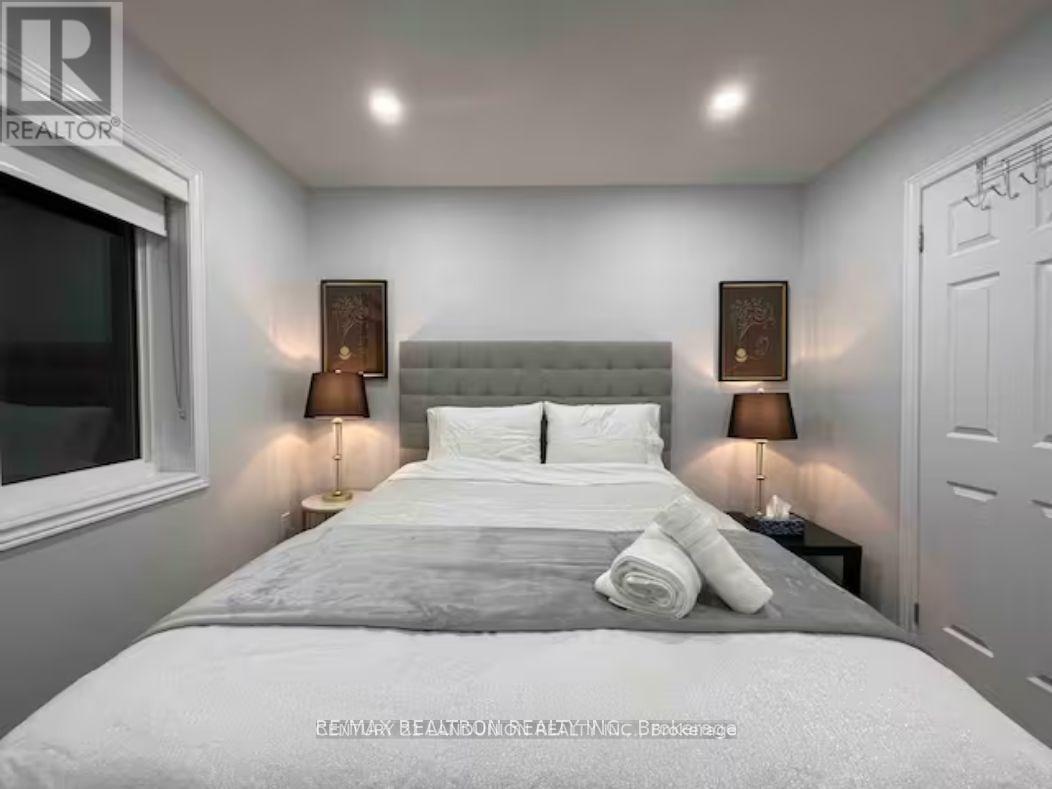 121 Marigold Gardens, Oakville, Ontario  L6H 0Y1 - Photo 9 - W12696448