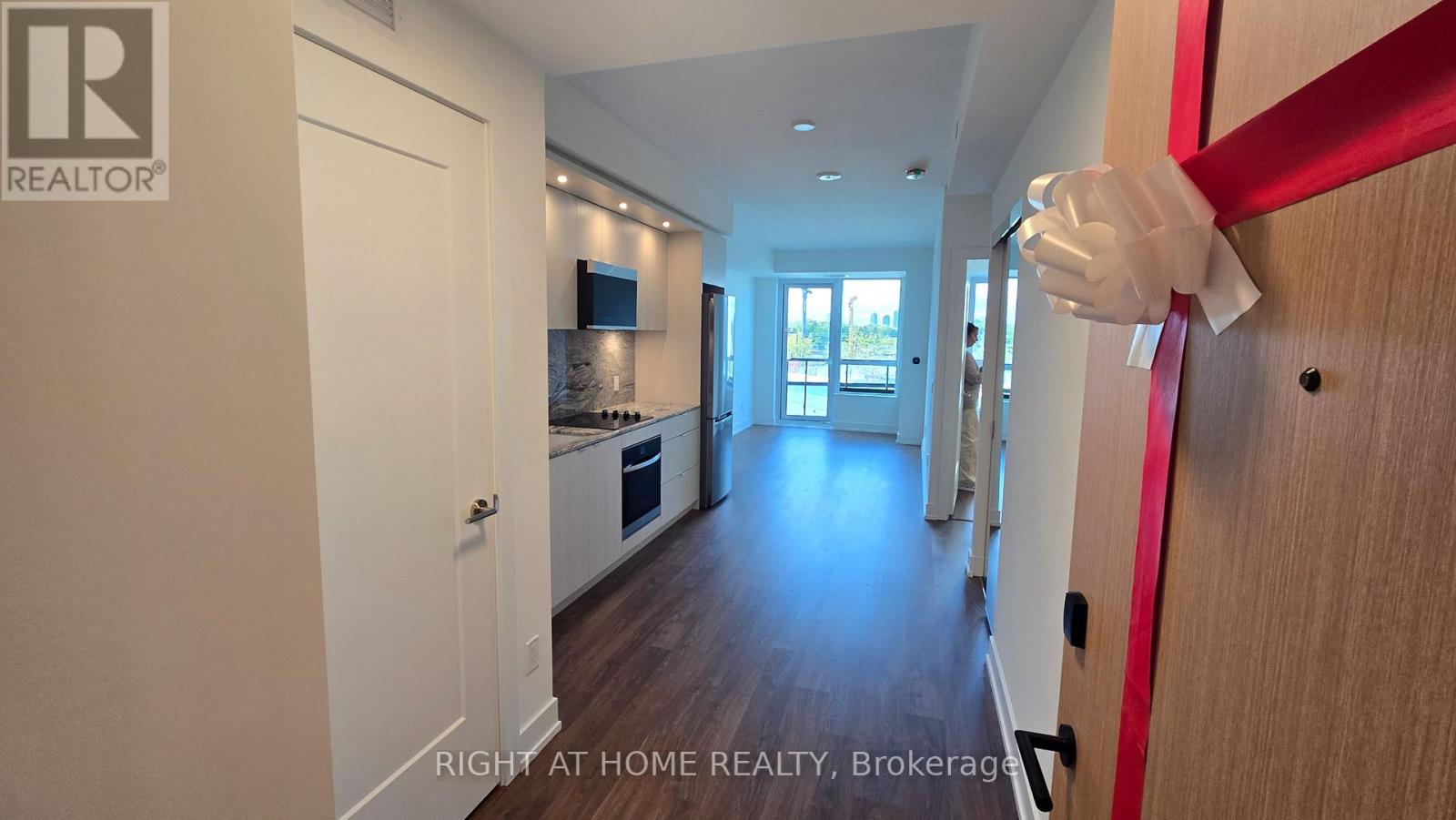 709 - 60 Central Park Road Way, Toronto, Ontario  M9A 0E6 - Photo 4 - W12696502