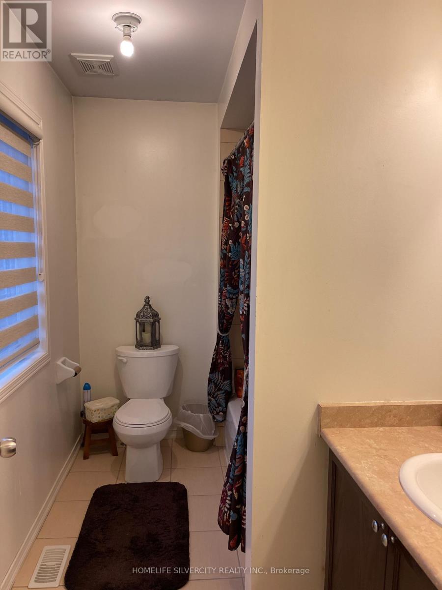 34 Sussexvale Drive, Brampton, Ontario  L6R 3R5 - Photo 8 - W12680536