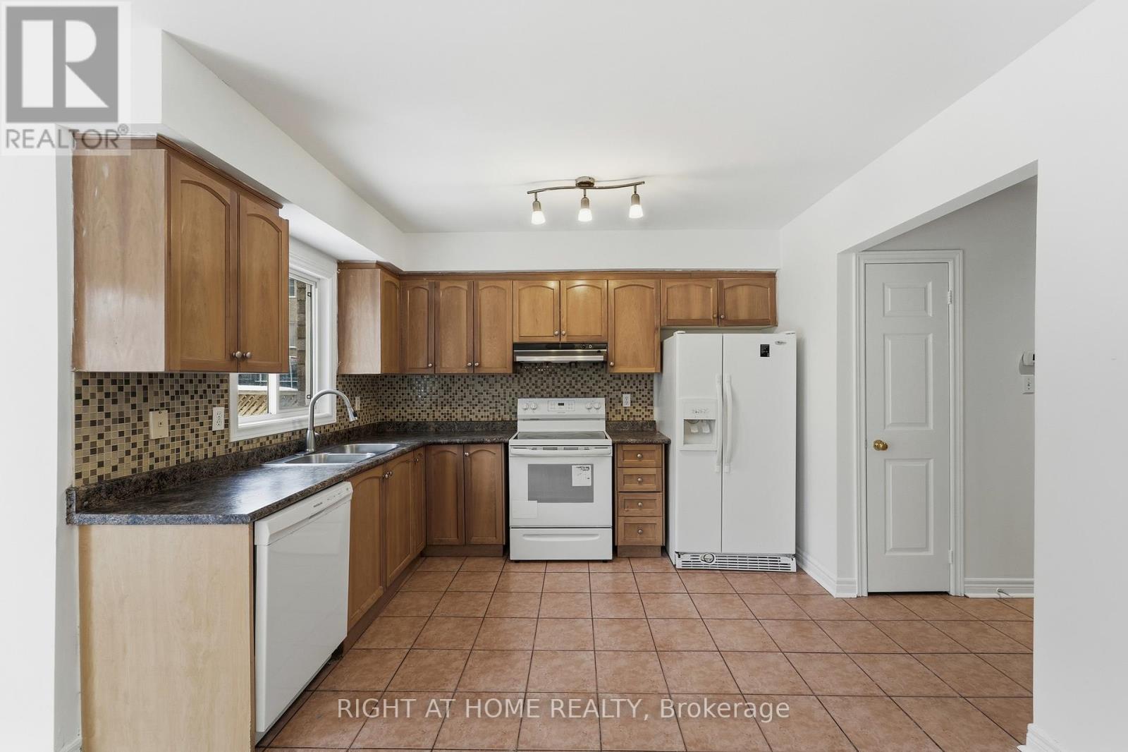 46 Fieldstone Drive, Vaughan, Ontario  L4L 9H5 - Photo 13 - N12696562