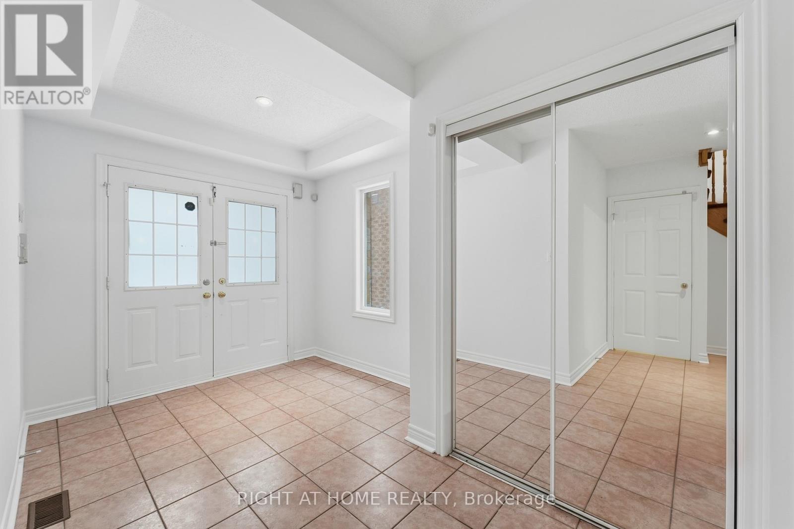 46 Fieldstone Drive, Vaughan, Ontario  L4L 9H5 - Photo 5 - N12696562