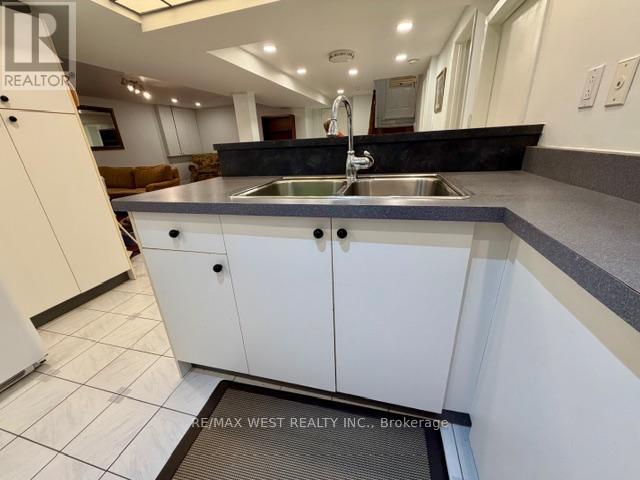 4 Foxchase Drive, Caledon, Ontario  L7E 1H7 - Photo 2 - W12696644