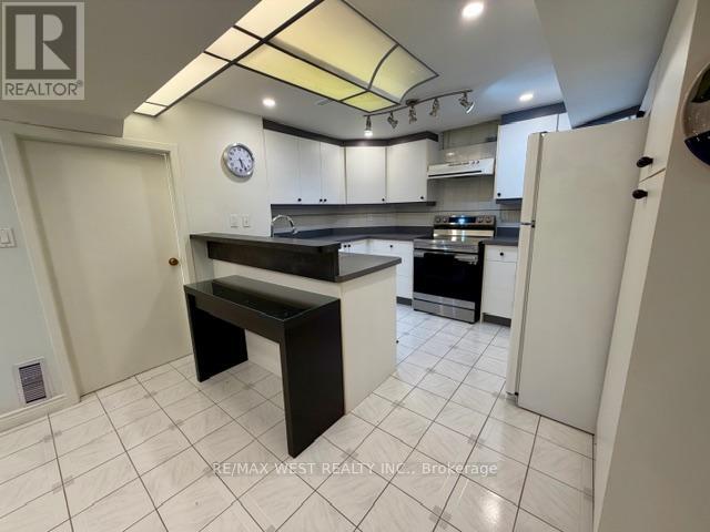 4 Foxchase Drive, Caledon, Ontario  L7E 1H7 - Photo 4 - W12696644