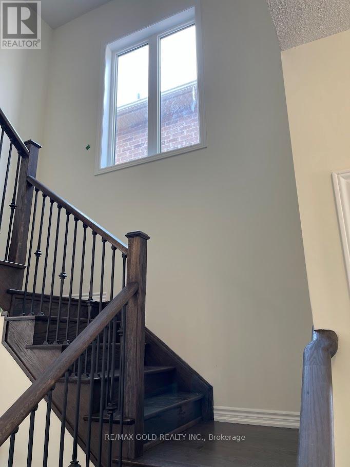 369 Valleyway Drive, Brampton, Ontario  L6X 0N9 - Photo 5 - W12696782