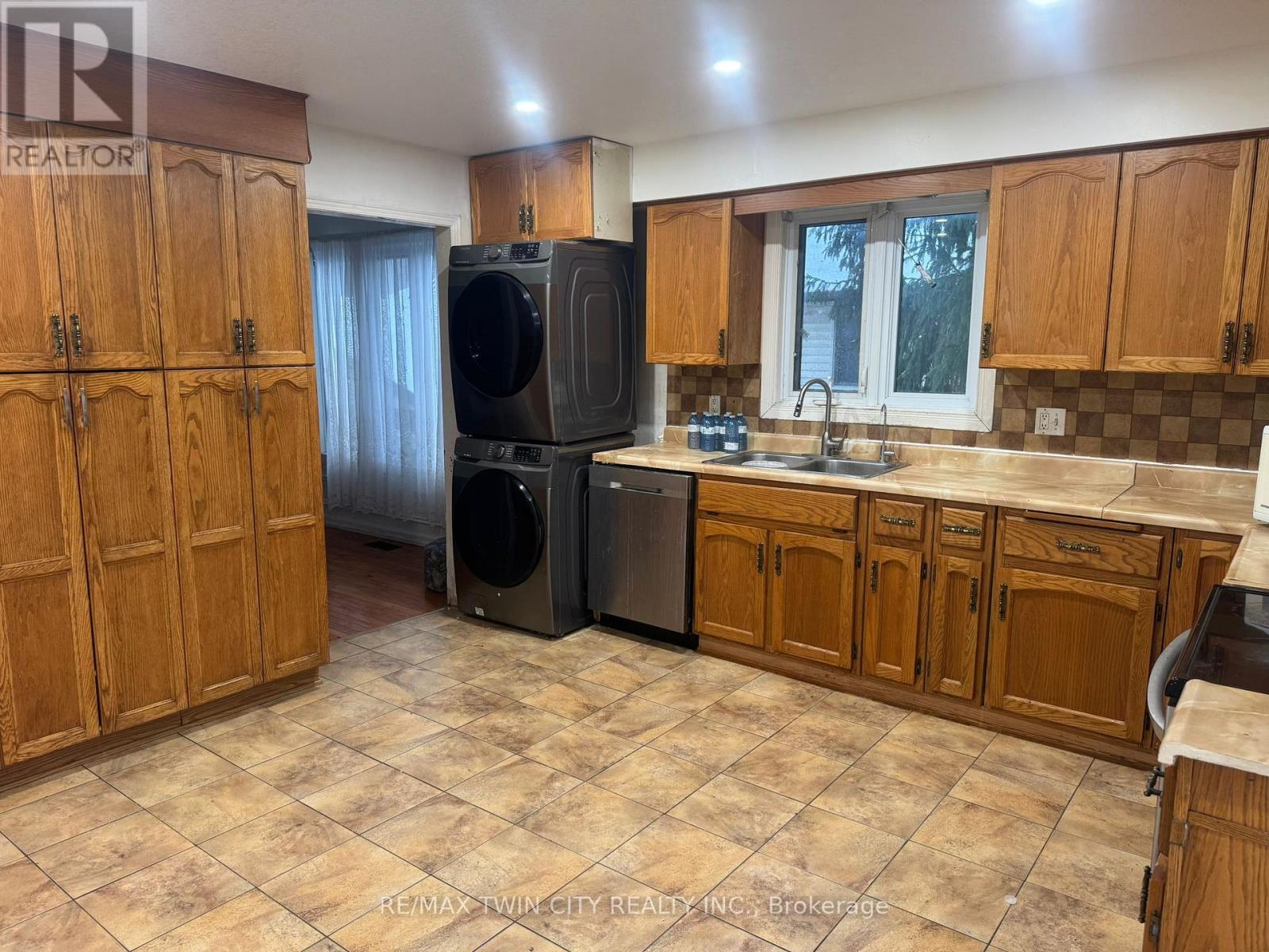 23 Westchester Drive, Kitchener, Ontario  N2B 3T1 - Photo 7 - X12696682